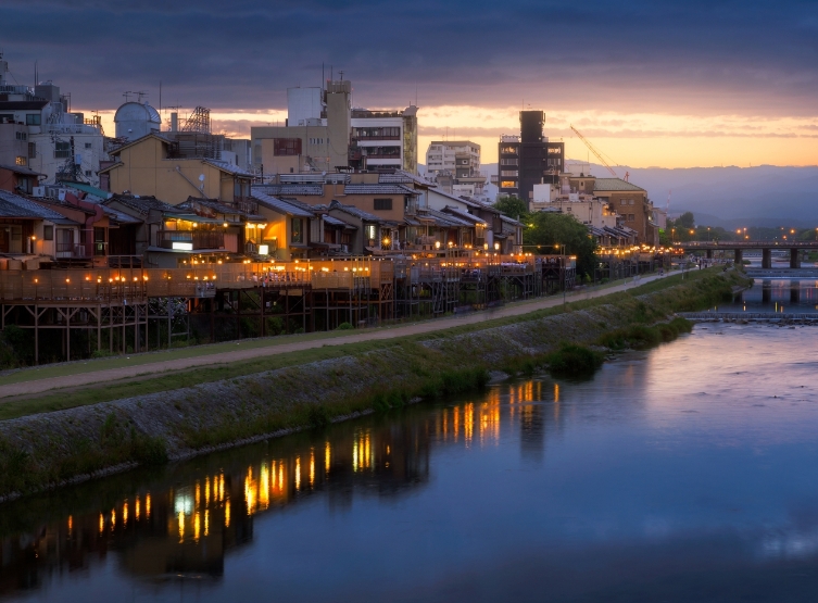 台北→關西→京都→酒店CHECK IN→鴨川「納涼床」夜遊