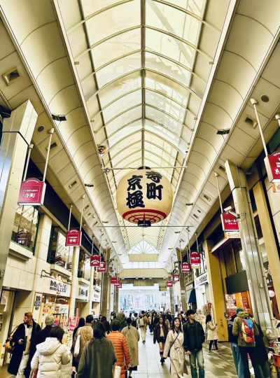 台北→關西→京都→酒店CHECK IN→參拜文學之神《錦天滿宮》→ 漫步古都購物《新京極商店街》→任天堂的故鄉《超巨型瑪利歐》