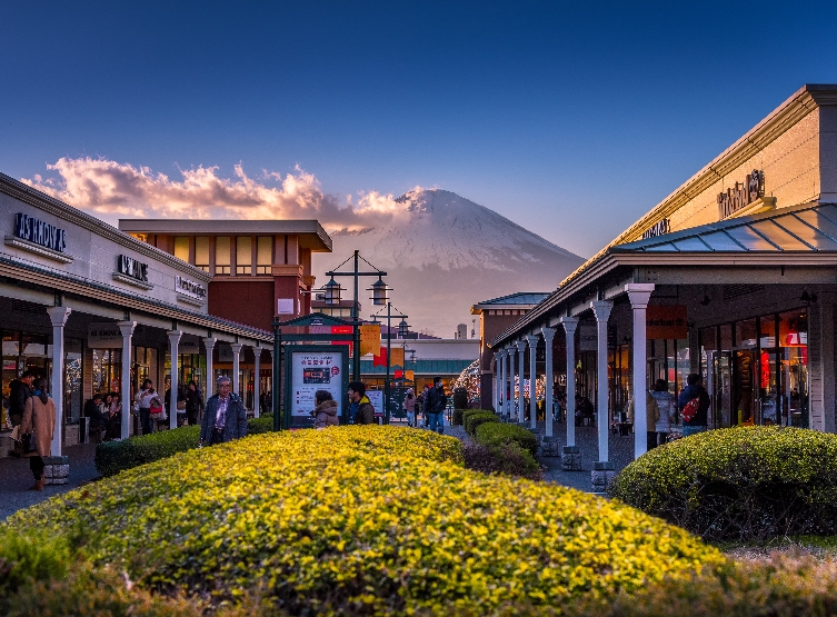 淺間神社(眺望富士山的天空鳥居)→PREMIUM OUTLET御殿場旗艦店→東京市區