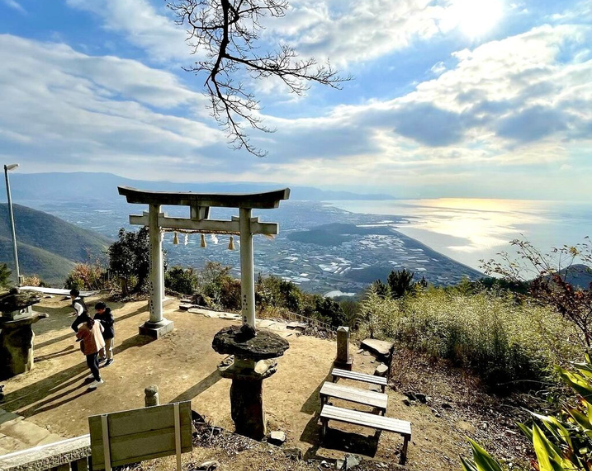 錢形砂畫→天空鳥居(高屋神社)→香川名柄鍋物料理→大型渡輪前往小豆島→日式宴席料理