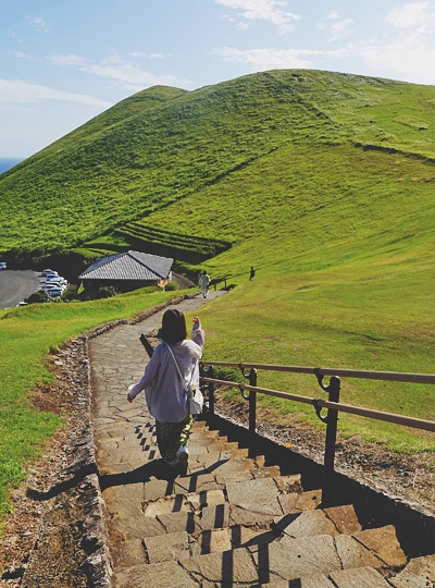 早上抵達五島→鬼岳→鐙瀬熔岩海岸&鐙瀬遊客中心→當地特色漢堡排→堂崎教堂→五島歷史資料館→石田城→CHECK IN稍作休息→居酒屋燒魚定食or天婦羅定食(2選1)