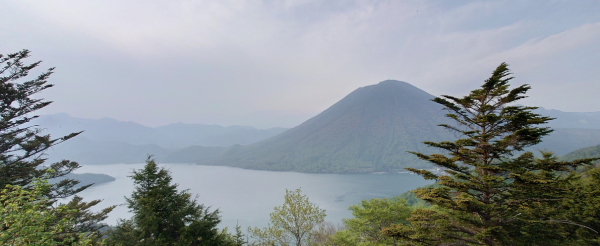 男體山