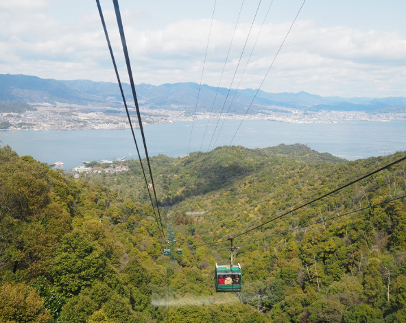 宮島一日遊:宮島纜車欣賞瀨戶內海風光→嚴島老街吃喝玩樂、日本三景~嚴島神社海上鳥居